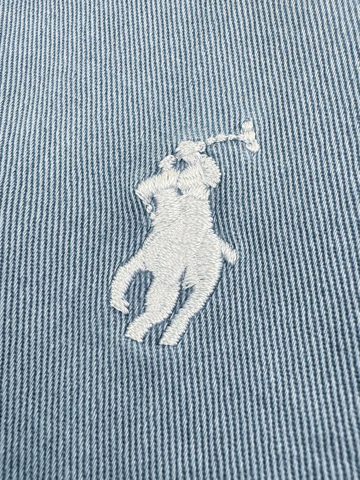 P460 Ralph Lauren embroidered zipper jacket. Customized cloudy blue twill cotton. Soft and silky. Comfortable against the skin. Mainly based on cloudy blue. A color with a life attitude. Exquisite white pony logo is embellished. Fully recognizable. With a breath of freedom and vitality. A symphony of pure and smart colors. Reconstruct the classic with a neat silhouette. Use advanced computer control systems and precision mechanical components to achieve iconic pony embroidery operations with high precision and smooth and delicate lines. Process 2: Template machine bag opening. The preset template guides the position, shape and size of the bag opening. The accuracy ensures the quality of the bag opening effect. Process 3: The hem is made in one go using a three-needle waist-drawing machine. The elastic band and fabric are sewn together in the same process using the machine's special needle position and feeding mechanism. The three-needle design is stronger and can evenly distribute pressure. Ensure that the elastic band is closely attached to the fabric. Process 4: Follow the original color system for dyeing. Prioritize the original color and fabric material. Select special dyes. Reheat to the appropriate temperature. Perform dip-dyeing. Finally, perform color registration. Accessories: Customized 1:1 Ralph Lauren engraved buckle. Customized 1:1 Ralph Lauren bronze zipper. Customized 1:1 Ralph Lauren trademark. Version: Fitted version. Size: S M L XL. Style number: CC908.